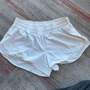 Lululemon hotty hot 2.5 inch shorts
